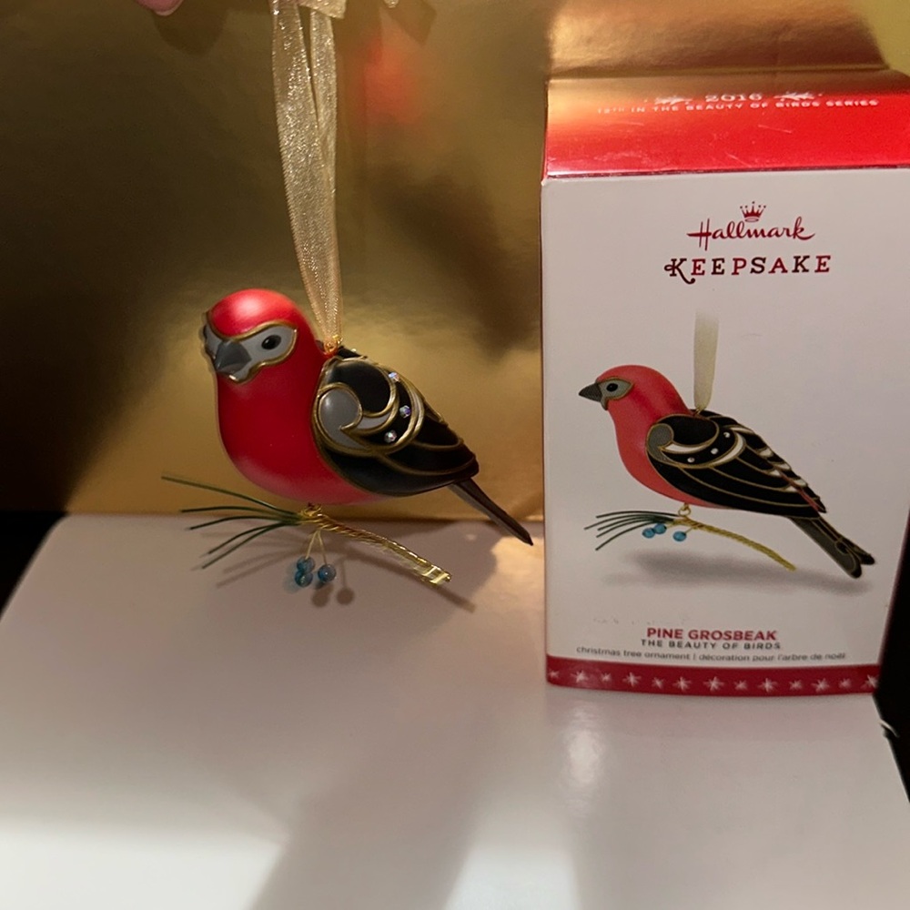 HALLMARK PINE GROSBEAK IN THE BEAUTY OF BIRDS SERIES CHRISTMAS ORNAMENTS